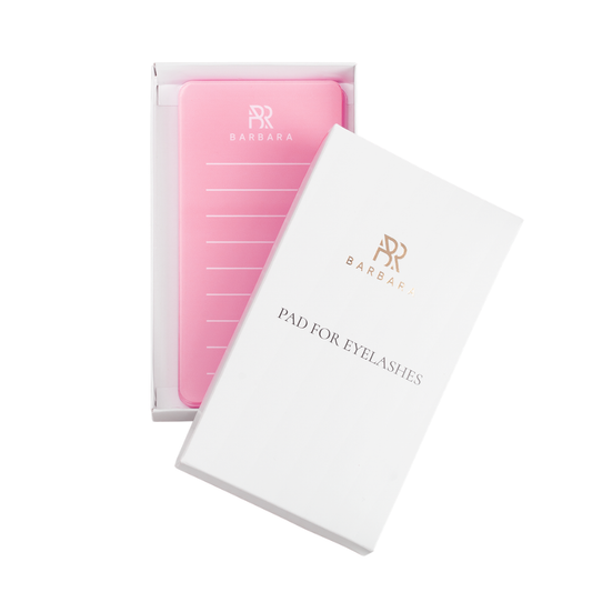 Tavoletta Lashpad in acrilico rosa pastello BARBARA Bubble per l'organizzazione delle extension ciglia, mostrata all'interno della sua elegante scatola bianca protettiva con dicitura "Pad for Eyelashes".