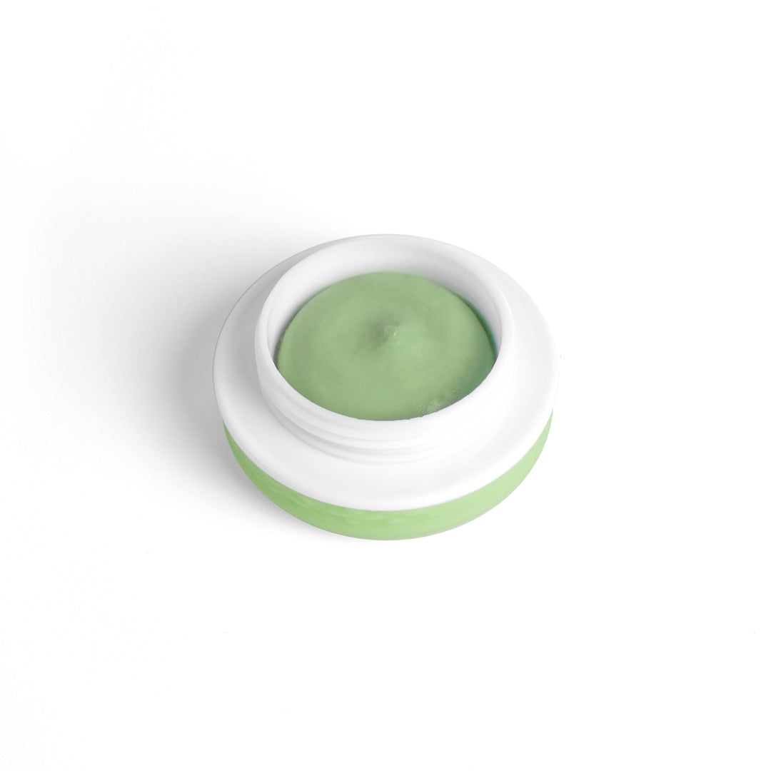 Barattolo aperto di Remover LASHY che mostra l'innovativa texture in mousse verde chiaro, formulata per non colare e garantire alla lashmaker il totale controllo durante la rimozione dell'adesivo.