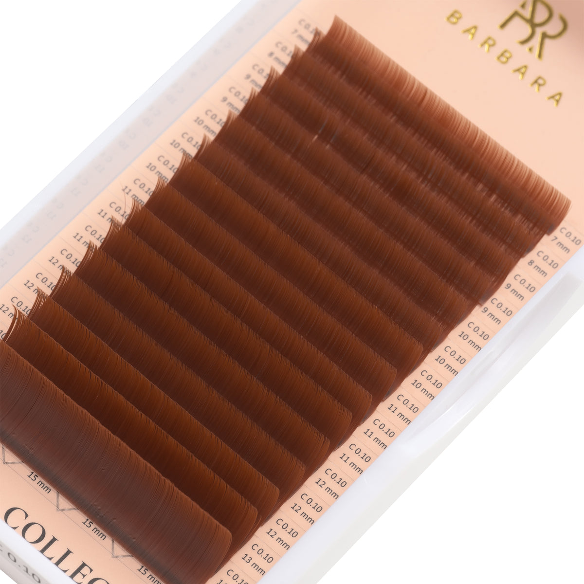 Dettaglio ravvicinato delle extension ciglia BARBARA "Muscat" della "Brown Collection", che mostra la consistenza fine, la finitura naturale e la morbida tonalità marrone chiaro con sottotono grano. Visibili i dettagli millimetrici e le curvature uniformi delle singole ciglia.