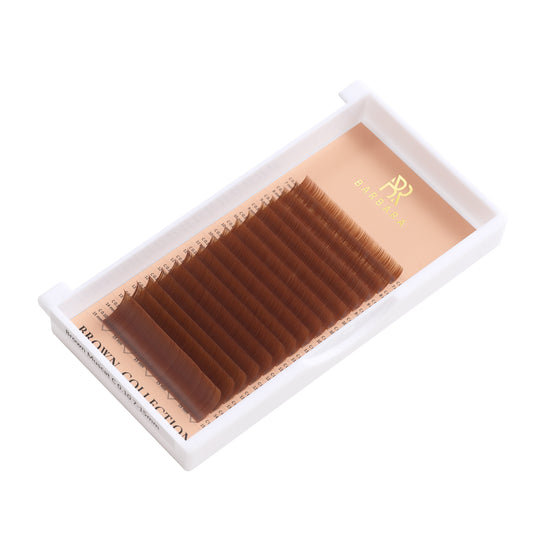 Vista obliqua della scatola di extension ciglia BARBARA "Brown Muscat", che evidenzia la curvatura C, lo spessore 0.10 e l'assortimento MIX da 7 a 15 mm. Le ciglia, dall'aspetto morbido e leggero, sono posizionate su un cartoncino interno color pesca con logo dorato.