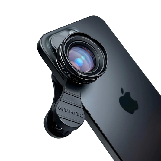 Lente macro professionale per smartphone GritMACRO 4K montata su iPhone per foto dettagliate lash e brow