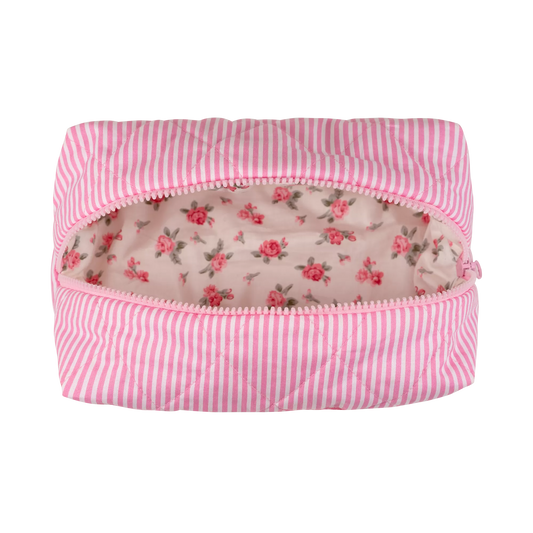 Beauty case BARBARA aperto che mostra l'ampio scomparto interno, caratterizzato da una romantica fodera con motivo floreale a rose e da una robusta cerniera rosa a denti larghi.
