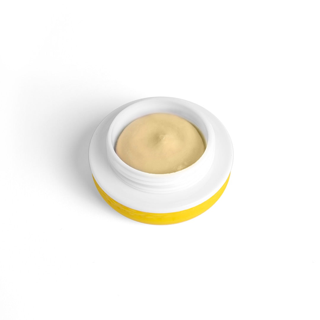 Barattolo aperto di Remover LASHY che mostra la corposa texture in crema-mousse di colore giallo. Formulata per non colare, assicura alla lashmaker un controllo millimetrico durante lo smontaggio delle extension.