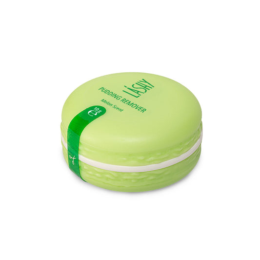 Barattolo chiuso a forma di macaron verde chiaro contenente il Remover in crema LASHY Pudding al profumo di melone, ideale per uno smontaggio rapido e sicuro delle extension ciglia.